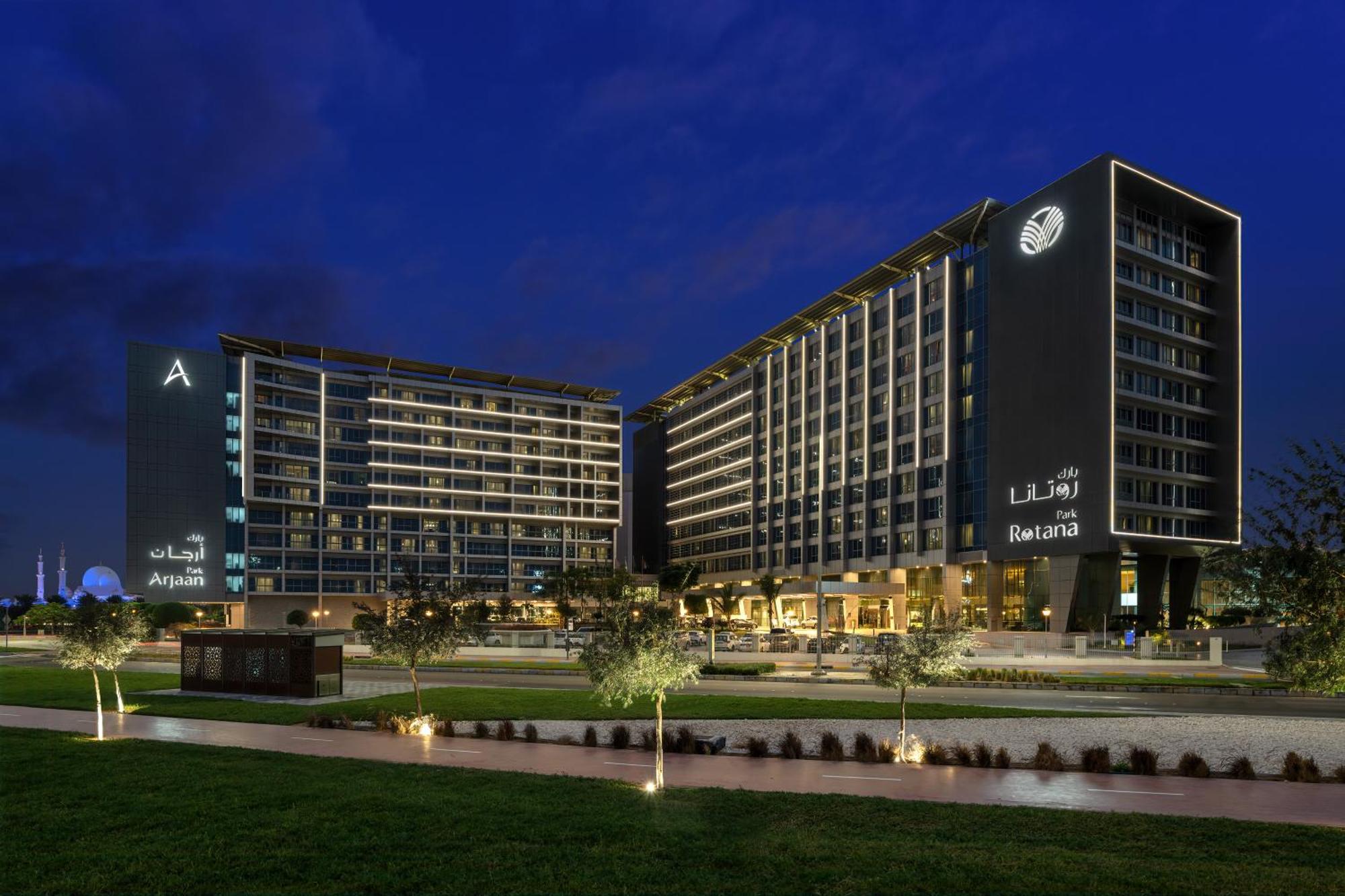 Park Rotana Abu Dhabi бассейн